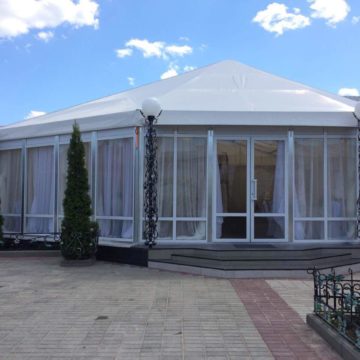 Шатер-ресторан со стеклянными панелями